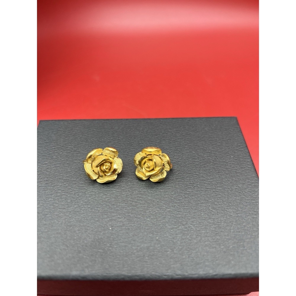 Vintage Crown Trifari Gold Tone Brushed Rose Clip On Earrings